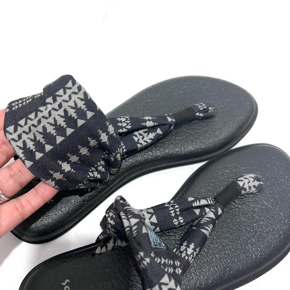 Sanuk Black and Gray Patterned Sandals 7 - Picture 6 of 7